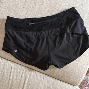 Lululemon Low-Rise Lined Short 2.5"